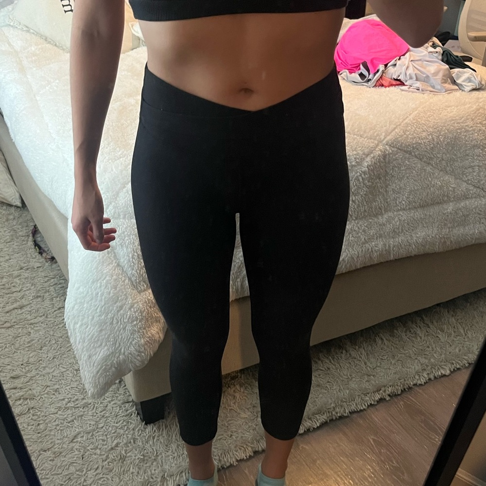 Black cropped LULU leggings